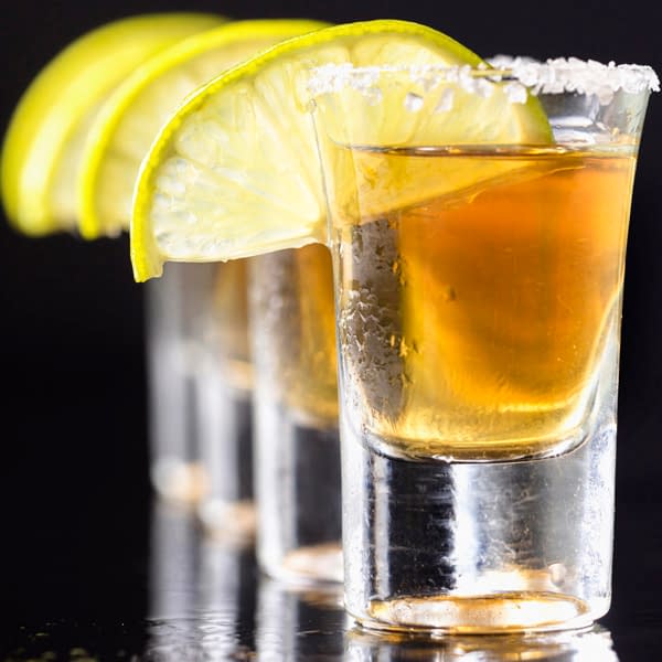 Bebida con miel y alcohol Golden Shot