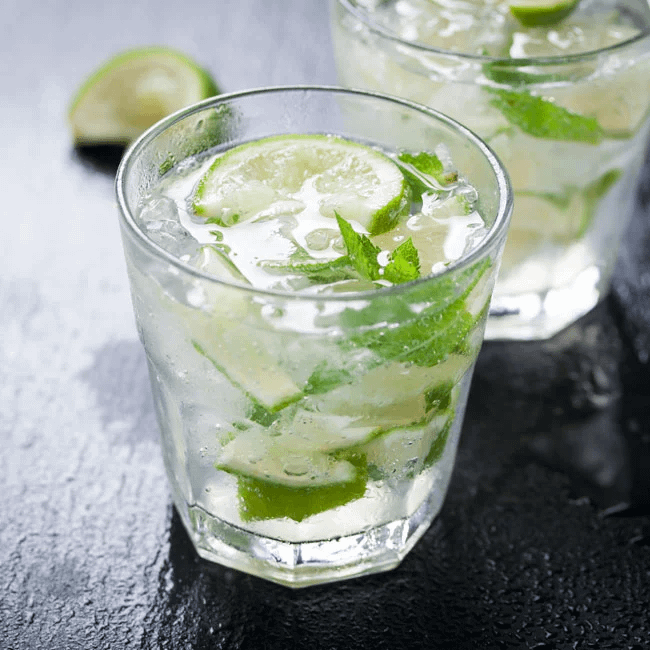 Rebujito con hierbabuena bebida fresca con alcohol para el verano