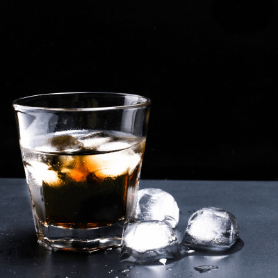 Whisky cola bebida clásica para día festivo