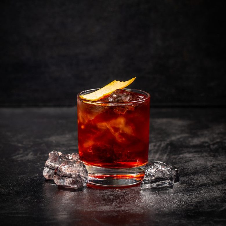Qué es el Sloe Gin y tres cócteles para disfrutarlo - Drinks&Co