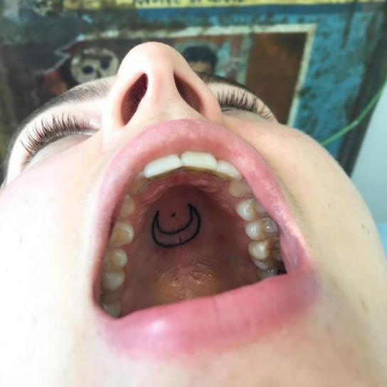 ¿Es doloroso tatuarse el paladar de la boca?